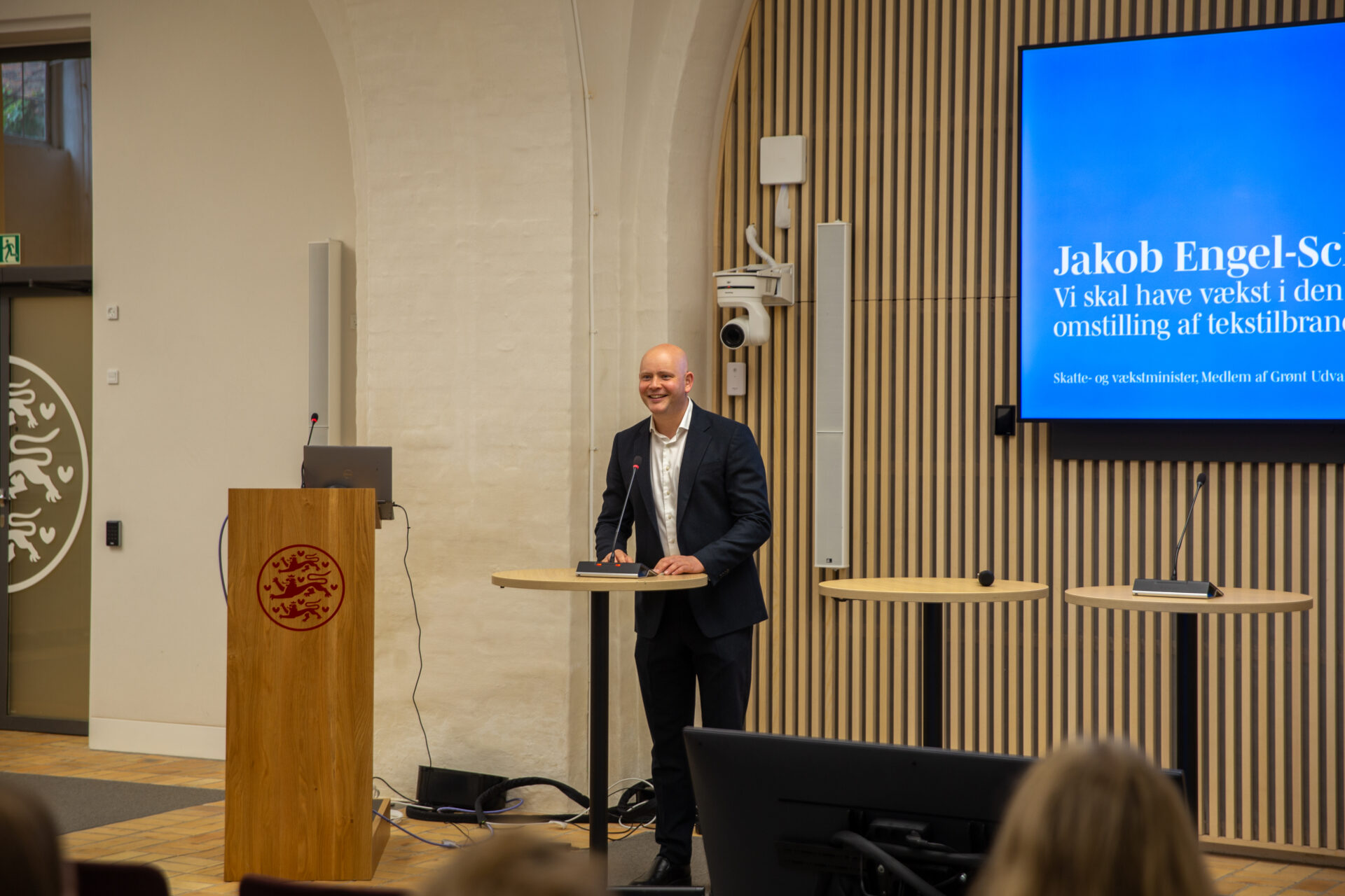 mand der står og taler til en forsamling